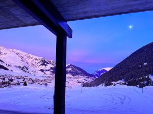 Casa Ucliva - Charming Alpine Apartment Getaway in the Heart of the Swiss Alps