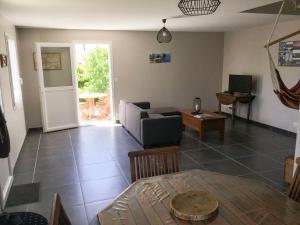 Maisons de vacances Maison cosy a Kervilahouen, 1 km de la mer, jardin, terrasse, BBQ, proche superette, 5 pers. - FR-1-418-192 : photos des chambres