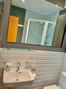 Luxurious Lakefront Home with PoolSpa Access