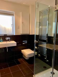 Luxurious Lakefront Home with PoolSpa Access