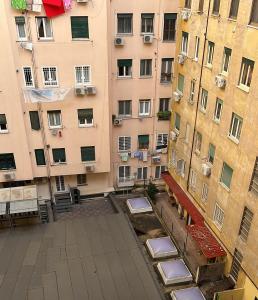 Zimmer mit Kingsize-Bett und Balkon