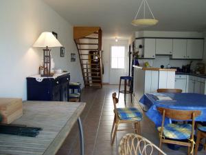 Maisons de vacances Maison mitoyenne 3 ch. avec jardin, terrasse et poele a bois, proche du port de Sauzon, animaux OK - FR-1-418-160 : photos des chambres