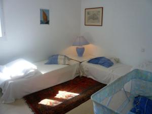 Maisons de vacances Maison mitoyenne 3 ch. avec jardin, terrasse et poele a bois, proche du port de Sauzon, animaux OK - FR-1-418-160 : photos des chambres