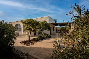 VILLA OSTUNI ONE mit Pool, Gästehaus & Glamping