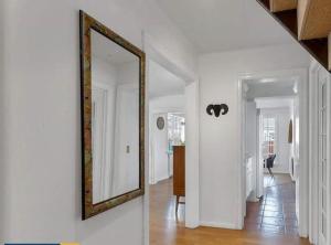 Icelandic Art Garden Villa w. parking in centre city