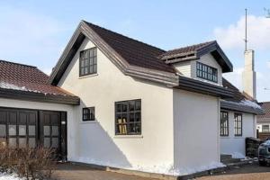 Icelandic Art Garden Villa w. parking in centre city