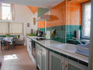 Maisons de vacances Maison 2 ch. a Locmaria, 800m de la plage, jardin clos, animaux OK, equipements complets - FR-1-418-158 : photos des chambres