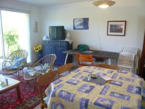 Maisons de vacances Maison mitoyenne 3 ch. avec jardin, terrasse et poele a bois, proche du port de Sauzon, animaux OK - FR-1-418-160 : photos des chambres