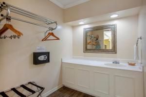 King Room - Smoking  room in Edgewater Inn - Biloxi