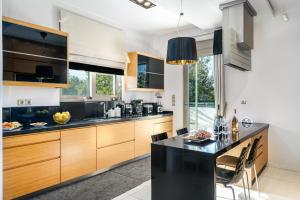 Free Breakfast at Oak Luxury villa with heated pool, Playground and Pool table