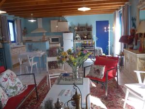 Maisons de vacances Maison de charme pres de la cote sauvage avec jardin et terrasse - FR-1-418-128 : photos des chambres