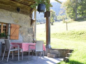 Chalet Savoyard en Bordure des Pistes avec Liaison Facile vers le Centre de Morzine - FR-1-524-11