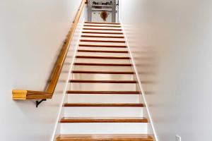 Modern Apt Near Marthas Vineyard Beaches!