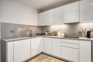 2 Bed 2 Bath Next to Nine Elms Station - Zone 1
