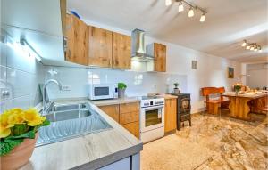 2 Bedroom Cozy Home In Gornja Ploscica