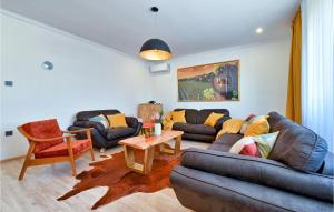 2 Bedroom Cozy Home In Gornja Ploscica