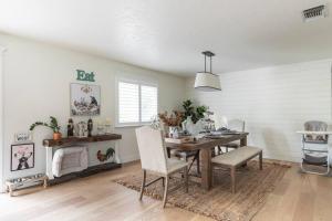 Relax at Yosemite, Cozy House with King Bed, Private Hot Tub & Fast Wi-Fi, Near town