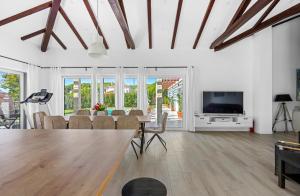 Villa Stella - heated pool, jacuzzi & sauna