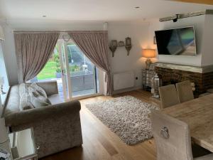 Beautiful Little Bungalow, Indoor Fireplace, & Bar