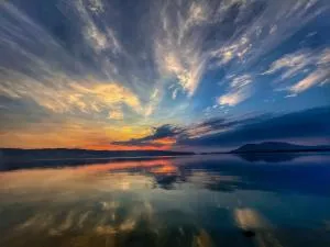 A lake, a mountain and the house with the red door - Cobb