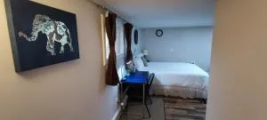 Guest House with Private Entrance- walk to Downtown Noblesville - Tipton