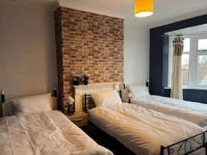 Ovington Grove 2 fully equipped kitchen free parking, 3 bedrooms, upto 4 guests