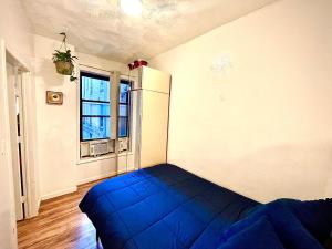 Bedroom 10 mins to Times Square! and is first floor