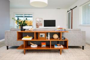 Live Centered with Hot Tub, Fire Pit In Joshua Tree home