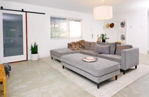 Live Centered with Hot Tub, Fire Pit In Joshua Tree home