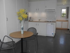 Maisons de vacances Maison moderne et calme avec jardin, proche mer - Locmaria - FR-1-418-223 : photos des chambres