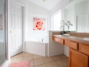 4 Bed And 3 Bath In Perfect Location With Pool By Florida Dream Home