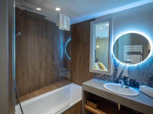 Hotels HOTEL LA MARINE : Grande Chambre Double ou Lits Jumeaux
