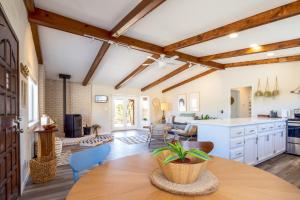 Sukha Life Retreat - Beautiful Views, Close to JTNP withHot Tub! home