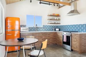 Relax in Style at The Green Jackrabbit - Hot Tub, Record Player home - Ubytování bez kategorie ve městě Sunfair Heights