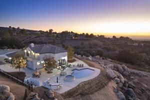 Chateau Evie James -High End Luxury Home withPool,Hot Tub,Gameroom home - Ubytování bez kategorie ve městě Temecula