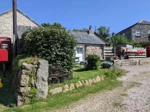 Little barn near Treen Cliffs and beach - Porthcurno