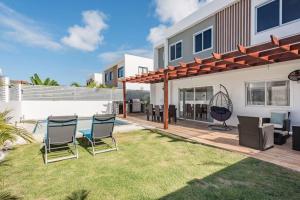 Eco-Friendly Tropical villa 3br 2b with private Pool & Grill