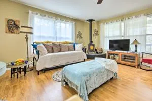 Charming Rusk Guest Cabin with Shared Yard - Jacksonville