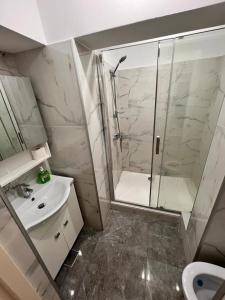 Hill View Apartment with Free Parking