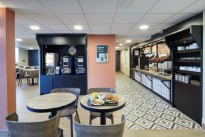 Hotels B&B HOTEL Paris Nord Gonesse Parc des Expos : photos des chambres