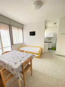 Complesso Mosaico NON FORNISCE BIANCHERIA DA LETTO,NON FORNISCE ASCIUGAMANI NON FORNISCE PRODOTTI IN GENERE, appartamenti arredati come da foto, Per il Check in Agenzia Ferro Viale Francesco Petrarca 391 lido Adriano Ra