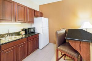 King Room with Wetbar room in La Quinta by Wyndham Midwest City - Tinker AFB