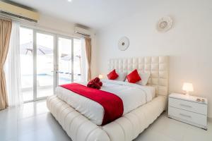 Luxury minimalist villa White Angel in Seminyak, sleeps 21 people in total