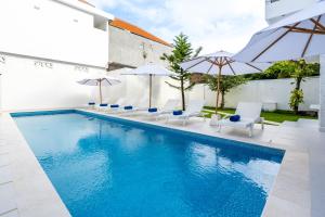 Luxury minimalist villa White Angel in Seminyak, sleeps 21 people in total