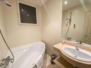 Hotels Hotel Le Sevigne - Sure Hotel Collection by Best Western : Chambre Lit King-Size Exécutive