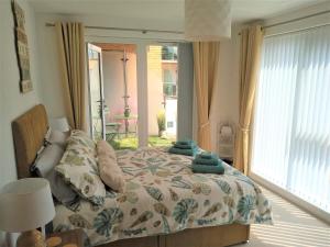 Stunning Apartment, balconies, private beach, coast path