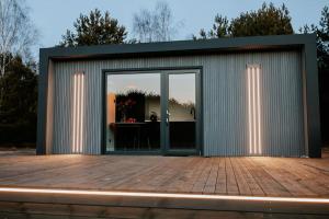 Mały domek z balią kąpielową