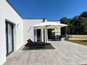Villas new architect villa with large terrace and patio 800 m from the sea : photos des chambres