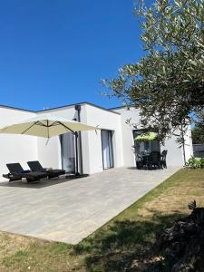 Villas new architect villa with large terrace and patio 800 m from the sea : photos des chambres