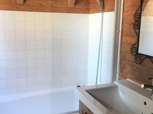 Chalet 3 Pièces avec Terrasse et Parking Gratuit - FR-1-504-620